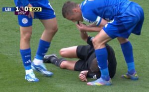 Momen Unik, Jamie Vardy Tiup Peluit Wasit untuk Menghentikan Pertandingan