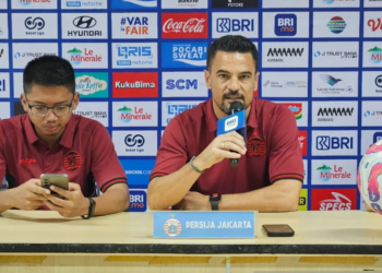 Pelatih Persija Jakarta, Carlos Pena (kanan)