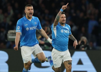 Pemain Napoli Matteo Politano (kanan)