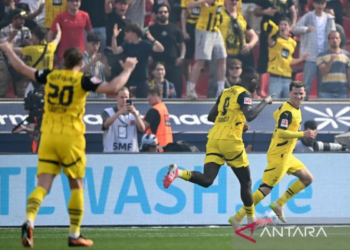 Penyerang Borussia Dortmund Serhou Guirassy (tengah)