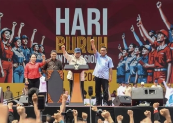 Presiden Prabowo Subianto (ketiga kiri) didampingi Presiden Konfederasi Serikat Pekerja Indonesia (KSPI) dan Presiden Partai Buruh Said Iqbal (kedua kiri), Presiden Konfederasi Serikat Buruh Seluruh Indonesia (KSBSI) Elly Rosita Silaban (kiri), dan Ketua Umum Konfederasi Serikat Pekerja Seluruh Indonesia (KSPSI) Pembaruan Jumhur Hidayat (kanan) menyampaikan pidatonya pada perayaan Hari Buruh Internasional 2025 di kawasan Monas, Jakarta, Kamis (1/5/2025). ANTARA FOTO/Muhammad Adimaja/tom/pri.