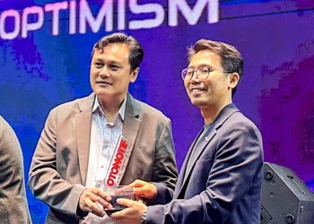 Yusuf Anshori, Brand Director Geely Indonesia, menerima trofi untuk Geely EX5 sebagai Best Medium SUV EV dalam ajang Otomotif Award 2025. Dok Geely