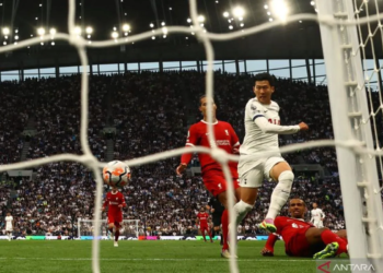 Son Heung-min (kanan)