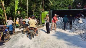 Truk Tronton Bermuatan Bata Ringan Terguling di Tanjakan Sedayu Tanggamus