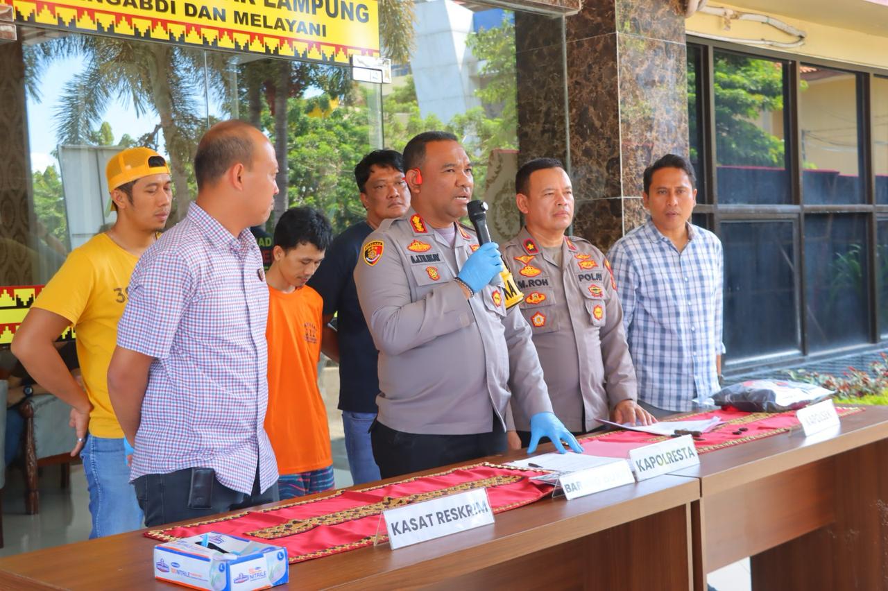Pelaku saat berada di Mapolresta Bandar Lampung. Dok/Polresta