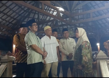 Kediaman mantan Wakil Gubernur Lampung, Bachtiar Basri, tampak ramai dipenuhi warga, politisi, dan pejabat, termasuk Bupati Hamartoni Ahadis, yang turut mengiringi kepergian almarhum di bilangan Stadion Sukung, Kotabumi, Kamis malam, 15 Mei 2025.  Lampost.co/Fajar Nofitra