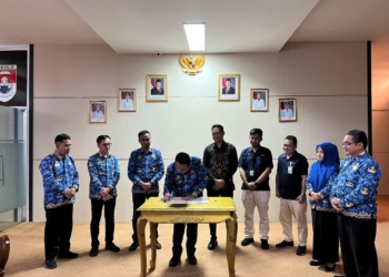 Penjabat Sekretaris Kabupaten Mesuji, Wahyu Arswendo Umbara, menandatangani perjanjian kerja sama DBH Sawit Tahun Anggaran 2025.