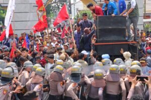 10 Polisi Terluka Saat Amankan Aksi Unjuk Rasa Petani Singkong di Depan Kantor Gubernur