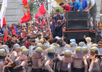 Aksi unjuk rasa ribuan petani singkong yang memadati gerbang Kantor Gubernur Lampung pada Senin (5/5/2025) berubah menjadi kericuhan. Dok/Polda Lampung