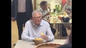 Bill Gates tampak duduk di kawasan food court itu dan hendak mencoba durian yang disebut sebagai Raja Buah.