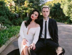 Demi Lovato Resmi Menikah dengan Jutes, Gaun Vivienne Westwood Curi Perhatian
