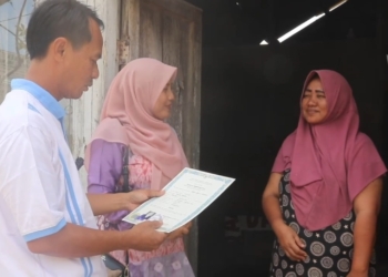 SMAN 2 Kalianda menyerahkan ijazah kepada salah satu alumni