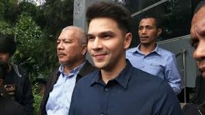 Artis Jonathan Frizzy tersandung kasus hukum terkait dugaan dalam upaya membawa vape berisi zat etomidate dari luar negeri.Dok