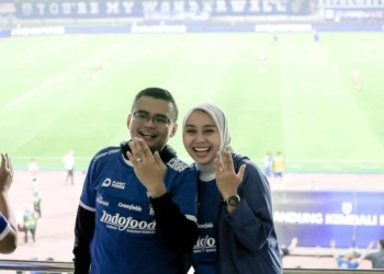 Maula Akbar Mulyadi, putra Dedi Mulyadi, melamar Putri Karlina, Wakil Bupati Garut, di Stadion GBLA usai Persib Bandung.Dok