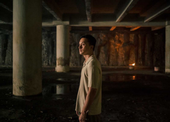 Nicholas Saputra membintangi video musik terbaru Yura Yunita yang berjudul "Tanda."