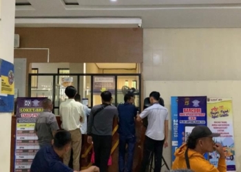 Masyarakat saat mengurus pajak di Samsat Pesawaran. Lampost.co/Putra