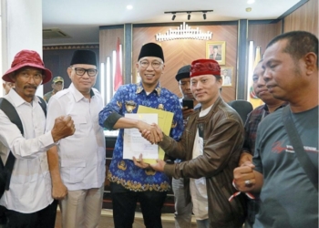 Gubernur bersama perwakilan petani singkong saat putuskan harga singkong. // Dok Adpim