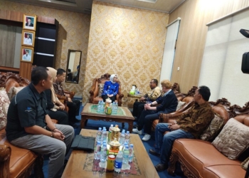 Plt. Bupati Kabupaten Way Kanan Ayu Asalasiyah saat audiensi bersama HU Lampung Post, Media Group News (MGN), di ruang kerja wakil bupati, Jumat 9 Mei 2025.