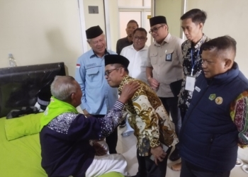 Deputi Pelayanan Haji dalam Negeri BPH RI, Puji Raharjo saat menemui salah satu jemaah haji lansia di Asrama Haji Rajabasa, Jumat, 9 Mei 2025 / Umar Robbani
