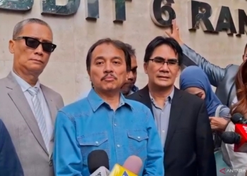 Pakar telematika Roy Suryo ditemui pers usai memenuhi undangan klarifikasi Polda Metro Jaya, di Jakarta, Kamis (15/5/2025). (ANT)