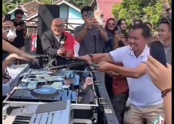 Video seorang anggota DPRD Lampung Utara beredar di media sosial karena menyawer DJ Rere Monique saat menghadiri sebuah acara keluarga.