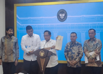 Menteri Dalam Negeri (Mendagri) Tito Karnavian menunjukan dokumen yang menjadi dasar penetapan 4 pulau masuk wilayah Aceh, Selasa (17/6).(metrotvnews/Kautsar)