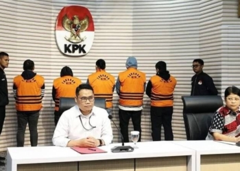 Petugas menunjukkan lima tersangka kasus dugaan korupsi dalam proyek pembangunan jalan di Sumut dalam konferensi pers di Gedung Merah Putih KPK, Jakarta, Sabtu (28/6).(Antara)