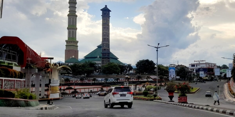 Masjid Agung Al Furqon dekat Kantor Pemerintah Kota Bandar Lampung cerah berawan. (FOTO: Lampost.co / Triyadi Isworo)