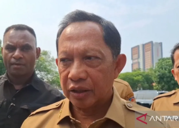 Menteri Dalam Negeri Tito Karnavian saat menyampaikan keterangan di kompleks Istana Kepresidenan, Jakarta, Selasa (10/6/2025). (ANTARA/Andi Firdaus)