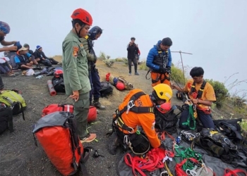Tim evakuasi pendaki asal Brasil Juliana Marins (27), yang ditemukan tewas di jurang Gunung Rinjani, Lombok.