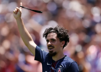 Gelandang klub Paris Saint-Germain (PSG) Vitinha