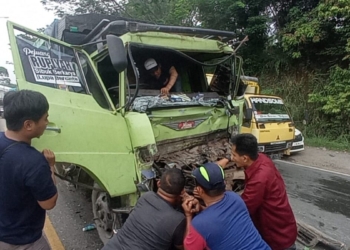 Mobil ringsek karena kecelakaan beruntun di Jalan Soekarno Hatta, Bypass Rajabasa, Bandar Lampung, Senin, 2 Juni 2025, sekitar pukul 13.00 WIB. (Foto: Lampost.co / Andi Apriadi)