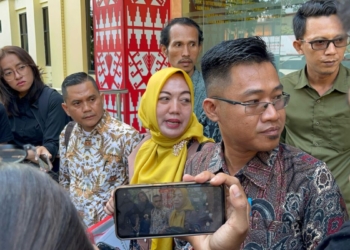 Orang tua dari mahasiswa Fakultas Ekonomi Bisnis (FEB) Universitas Lampung (Unila), Pratama Wijaya Kesuma usai melapor di Mapolda Lampung, Selasa, 3 Juni 2025. (Foto: Asrul Septian Malik / Lampost.co)