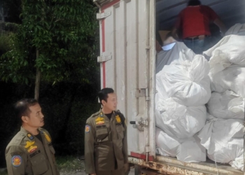Satpol PP lakukan pemeriksaan truk di Bakauheni beberapa waktu lalu. Dok. Satpol PP Provinsi Lampung.