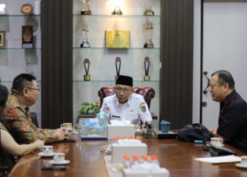 Gubernur Lampung, Rahmat Mirzani Djausal saat menerima kunjungan kerja Jiangsu TanFang Technology Group Co., Ltd., pada Ruang Kerja Gubernur, Kompleks Kantor Pemerintah Provinsi Lampung, Bandar Lampung, Rabu, 4 Juni 2025. Dok Adpim