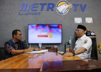 Gubernur Lampung, Rahmat Mirzani Djausal berdialog bersama Wartawan Senior Lampung Post, Iskandar Zulkarnain dalam program Bung Is Menyapa dengan tema “Kinerja 100 Hari Gubernur Lampung Rahmat Mirzani Djausal” di Studio Lampung Post, Rabu, 4 Juni 2025. (FOTO: Hendrivan Gumala/Lampung Post)