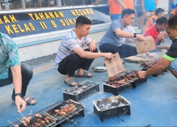 Warga binaan Rutan Sukadana saat mengikuti kegiatan bakar 2.000 tusuk sate bersama petugas Rutan, Sabtu 7 Juni 2025.(Foto : Lampost.co/Arman Suhada)