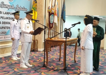 Gubernur Lampung Rahmat Mirzani Djausal saat lantik Bupati Way kanan Ayu Asalasiyah di Gedung Balai Keratun, Selasa, 10 Juni 2025. (FOTO: Lampost.co / Atika Oktaria SN)