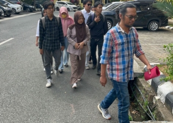 Kuasa Hukum Mahepel Unila, Candra Bangkit (depan) saat mendampingi panitia penyelenggara memenuhi panggilan Polda Lampung.