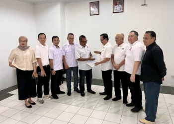 Tim Penjaringan dan Penyaringan (TPP) KONI Lampung menyambut Liaison Officer (LO) Faishol Djausal ketika mengambil formulir pendaftaran Calon Ketum KONI, Rabu 11 Juni 2025. Dok.