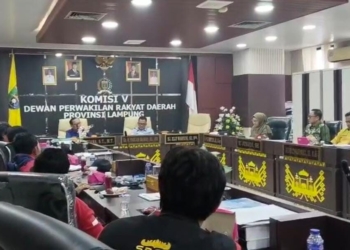 Buruh PT. San Xiong Steel Indonesia lakukan unjuk rasa di DPRD Provinsi Lampung. (Foto: Lampost.co // Atika Oktaria SN)