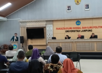 Mahasiswa Fakultas Ilmu Sosial dan Ilmu Politik (FISIP) Universitas Lampung (Unila) memadati Ruang D.31 dalam kegiatan Dialog Terbuka bersama Pimpinan Fakultas dan Jurusan, Selasa, 17 Juni 2025. (Foto: Lampost.co / Taufik Hidayat)
