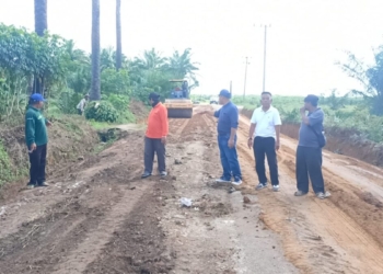 Anggota DPRD Kabupaten Lampung Tengah, Hadi Purwanto saat berada di lokasi jalan Kampung Jaya Sakti, Kecamatan Anak Tuha. (Foto: Raeza Handanny/Lampung Post)