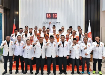 Presiden PKS AlMuzzammil Yusuf bersama pengurus PKS periode 2025-2030 berfoto bersama di Kantor DPP PKS, Jakarta. ANTARA/HO-PKS.