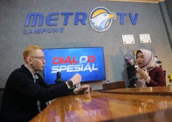 Dialog Spesial Pemimpin Redaksi Lampung Post, Abdul Ghofur bersama Plt. Kepala BKKBN Provinsi Lampung, Sutriningsih di Studio Metro TV Lampung, Selasa, 25 Juni 2025. // Dok Lampost.co