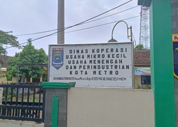 Plang Dinas Koperasi, UMKM, dan Perindustrian (Diskoperin) Kota Metro. Lampost.co/Bambang Pamungkas