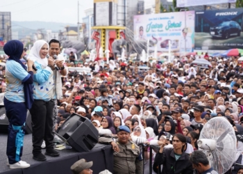 Ribuan warga antusias mengikuti jalan sehat dalam rangkaian HUT ke 343 Kota Bandar Lampung, di Tugu Adipura, Minggu, 29 Juni 2025.