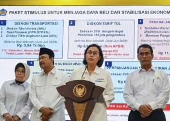 Menteri Keuangan Sri Mulyani (kedua kanan) memberikan keterangan terkait peluncuran paket stimulus ekonomi didampingi Menteri Sosial Saifullah Yusuf (kedua kiri), Menteri Pertanian Andi Amran Sulaiman (kanan) dan Kepala BPS Amalia Adininggar Widyasanti (kiri) di Kantor Kepresidenan, Jakarta, Senin (2/6/2025). Pemerintah mengucurkan paket stimulus ekonomi senilai Rp24,44 triliun guna menjaga daya beli masyarakat serta menstabilkan perekonomian selama libur sekolah yang berlangsung pada Juni hingga Juli 2025. ANTARA FOTO/Muhammad Adimaja/agr/pri.