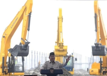 Presiden Prabowo Subianto memberikan sambutan pada peresmian peletakan batu pertama (groundbreaking) pembangunan proyek Ekosistem Industri Baterai Kendaraan Listrik Terintegrasi Konsorsium ANTAM-IBC-CBL di Kawasan Artha Industrial Hills (AIH), di Karawang, Jawa Barat, Minggu (29/6/2025). (ANTARA/Fathur Rochman)