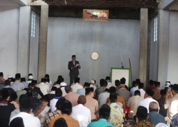 Bupati Lambar Parosil Mabsus saat salat Iduladha, Jumat, 6 Juni 2025. (Lampost/Eliyah)